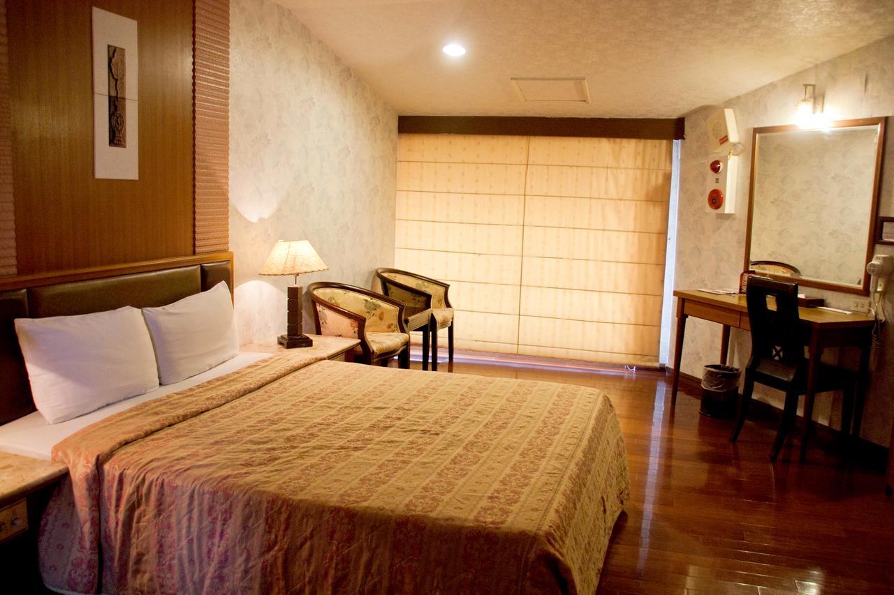 Paiwei Motel Tainan Exteriör bild